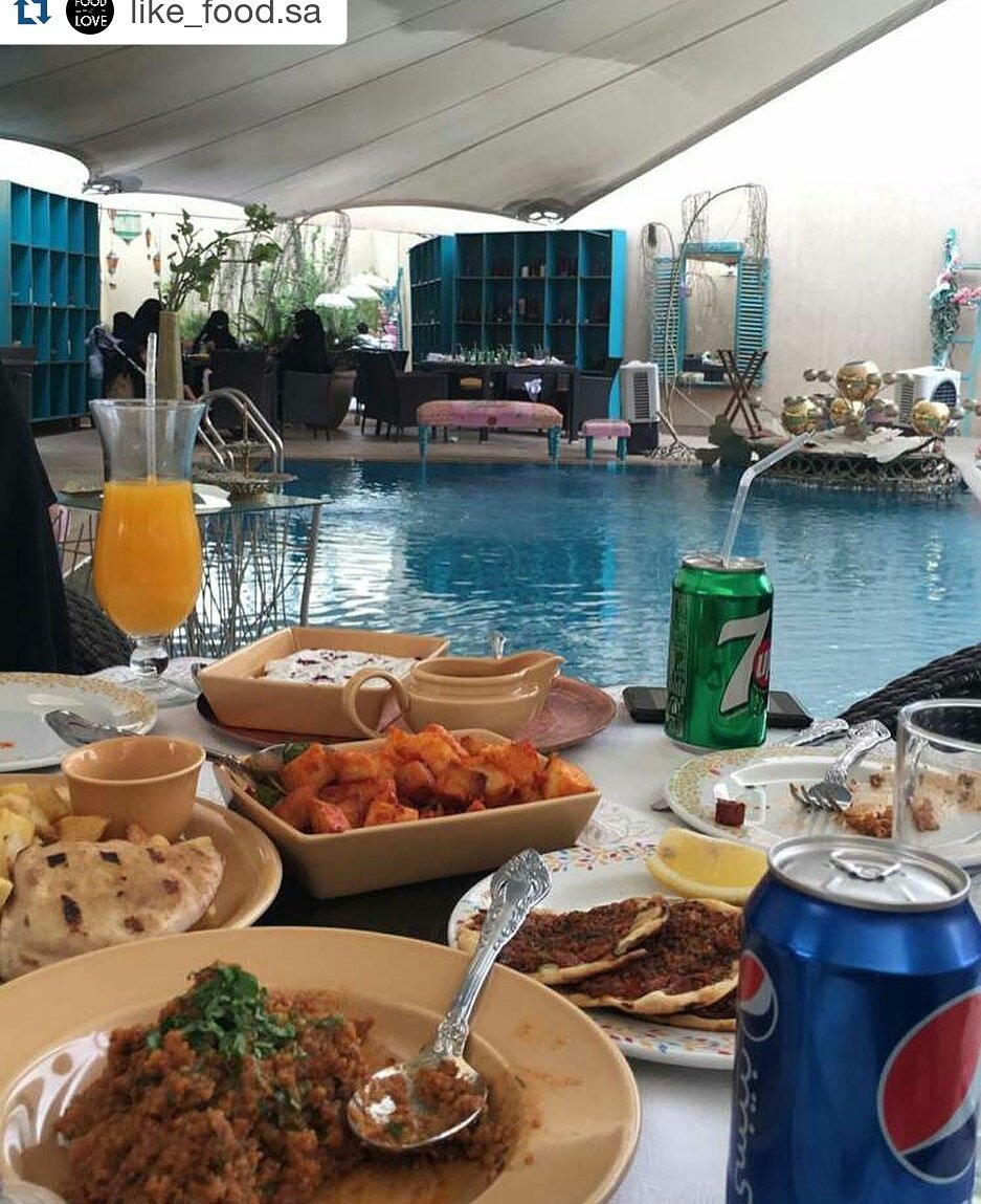 مطعم بالرياض على مسبح (الأسعار + المنيو + الموقع )