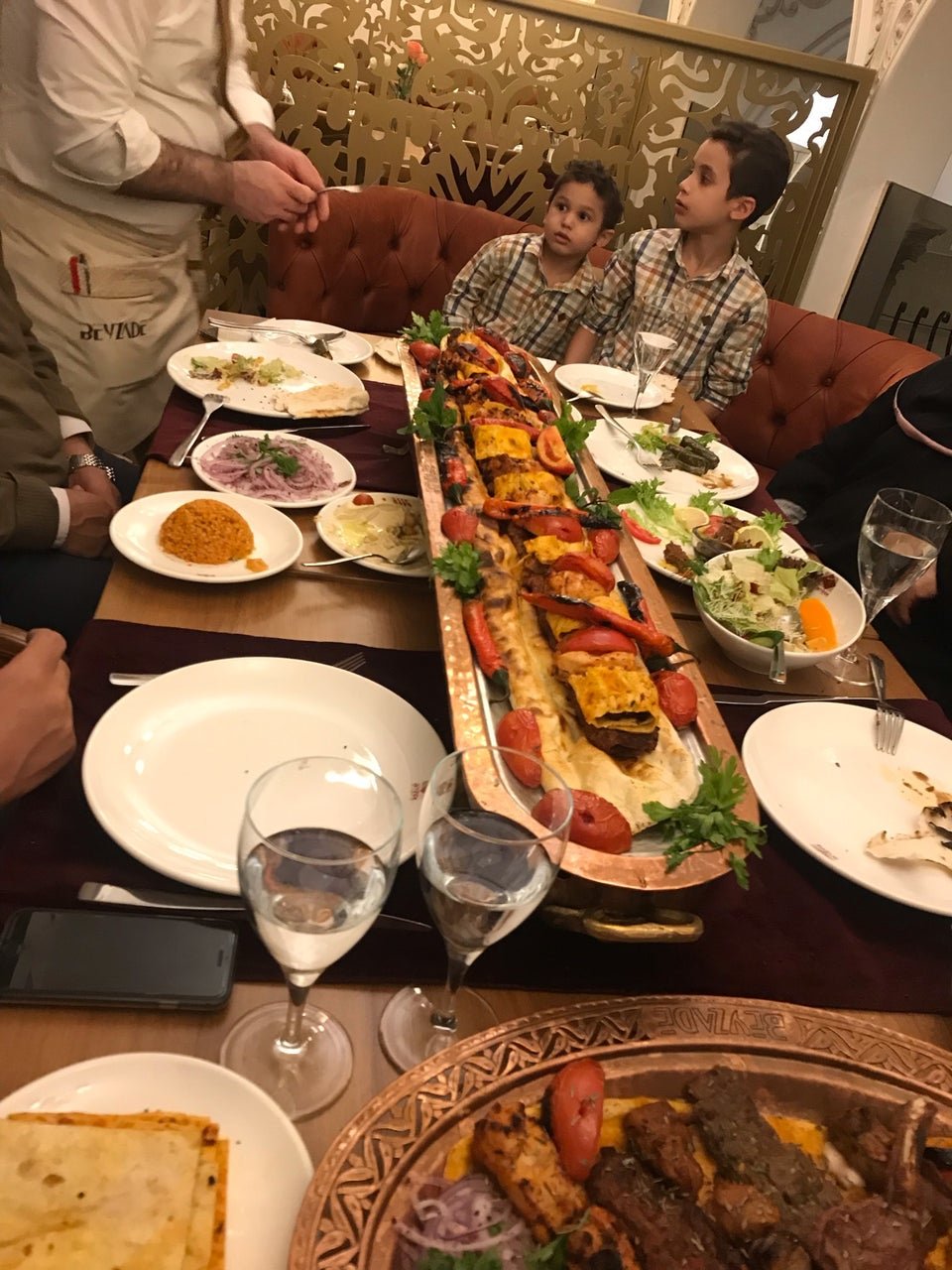 مطعم بيزاده