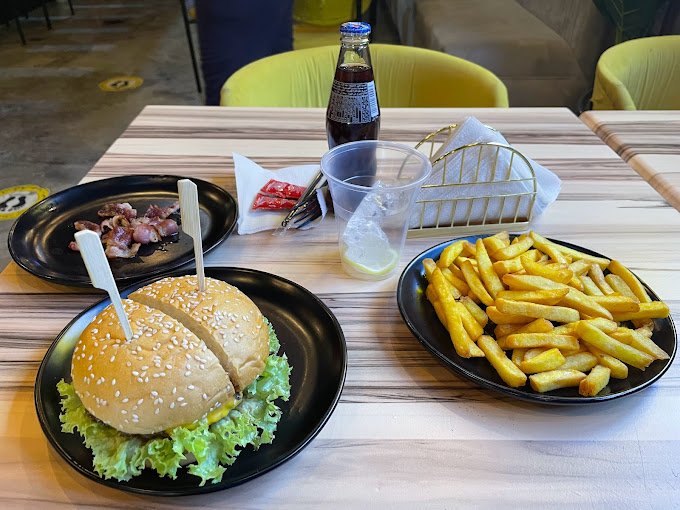 مطعم THE BURGER PLACE الخرج ( الأسعار + المنيو + الموقع )