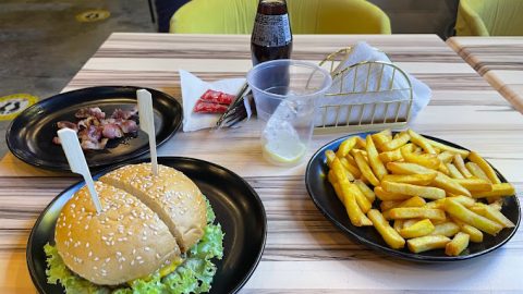 مطعم THE BURGER PLACE الخرج ( الأسعار + المنيو + الموقع )