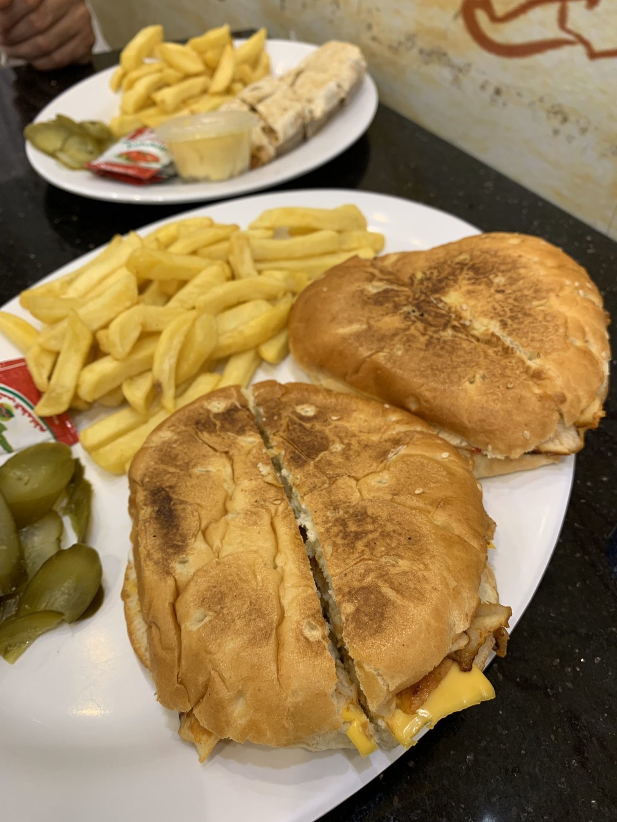 مطعم الشاورما الساخنة