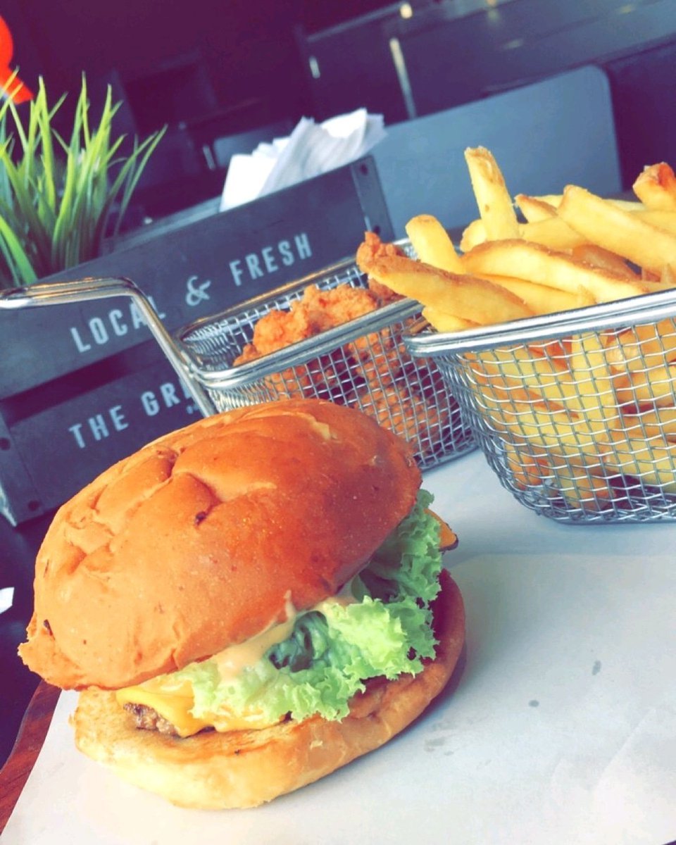 مطعم ايت مي برجر (الاسعار+ المنيو+ الموقع)