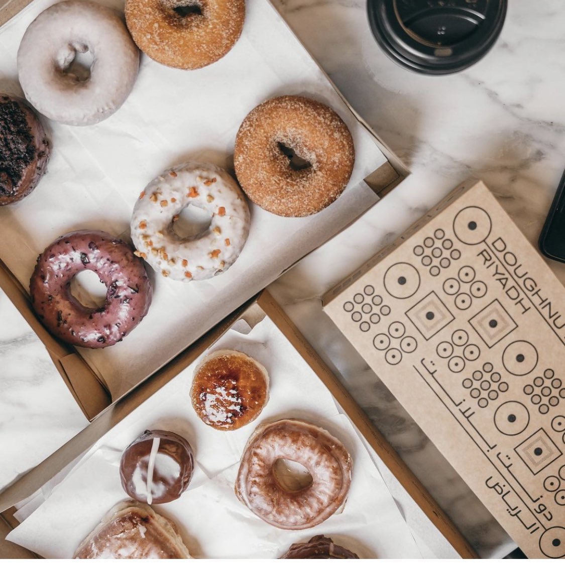 وش قصة هبة الدونات 🍩 🍩 و كيف تاريخها بالسعودية ؟ ووش أهم الدونات حالياً ؟  🍩🍩🍩 لو رجعنا فترة طويلة وبداية الدونات بالسعودية كانت دانكن دونتس هي من  - Twitter thread from الذواقة @althawagah - Rattibha