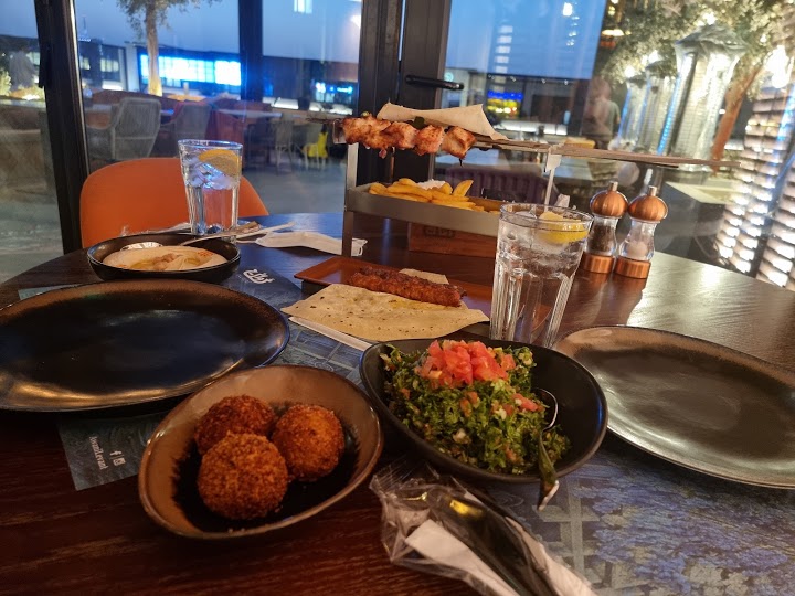 مطعم يوفر عروض الفطور الرمضاني في الرياض